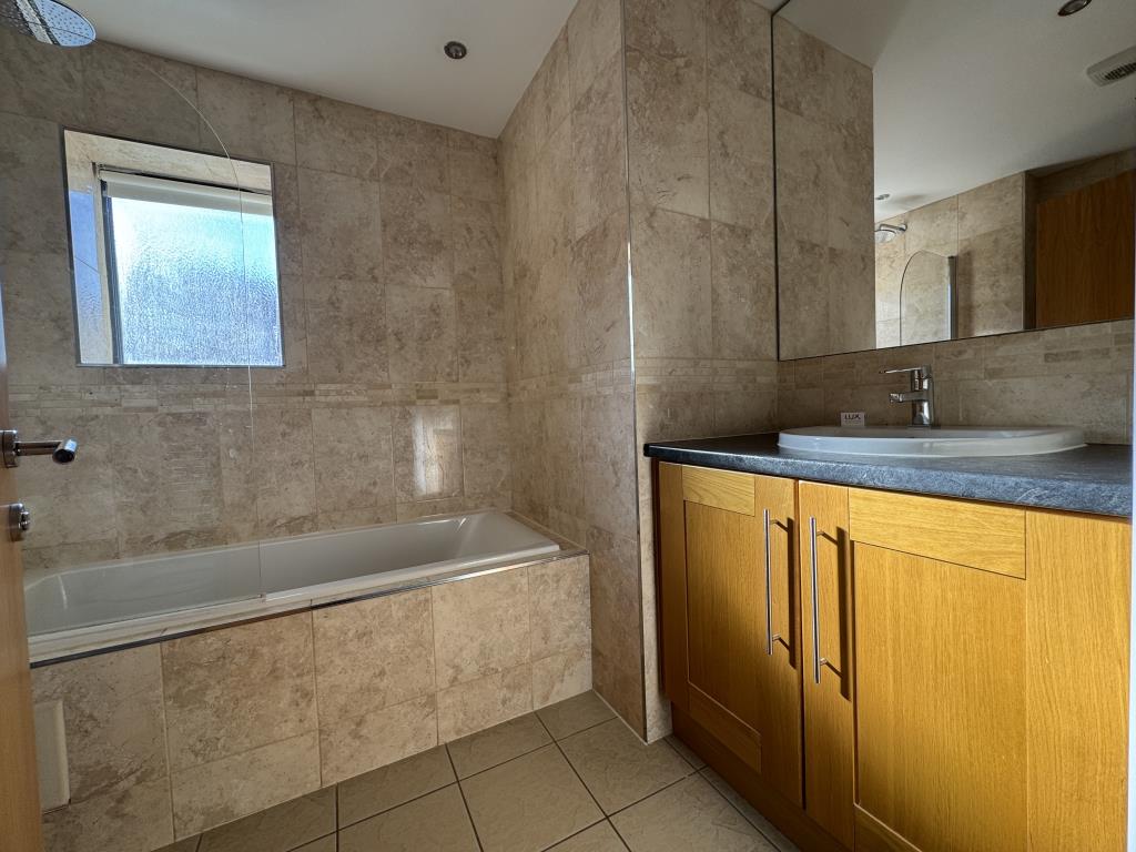 Lot: 78 - TOP FLOOR HOLIDAY APARTMENT WITH SEA VIEWS - Bathroom